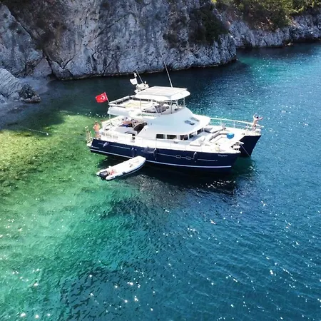 Úszó hotel Catamaran Yattatil
